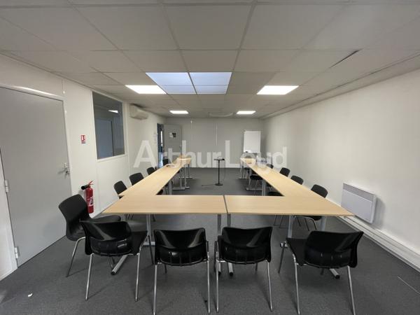 Immeuble mixte à louer à Wasquehal bureaux et stockage emplacement stratégique