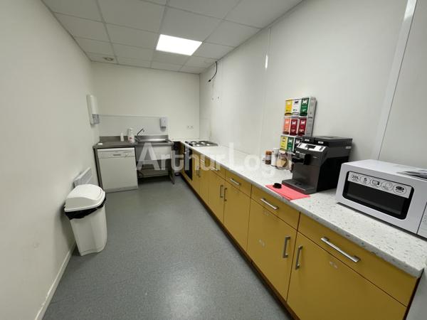 Immeuble mixte à louer à Wasquehal bureaux et stockage emplacement stratégique