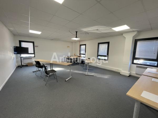 Immeuble mixte à louer à Wasquehal bureaux et stockage emplacement stratégique