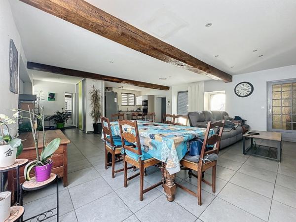 Maison de ville en pierre à vendre à OUDON dans le bourg proche commerces à pied avec 3 chambres cour et dépendances.