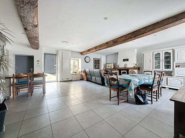 Maison de ville en pierre à vendre à OUDON dans le bourg proche commerces à pied avec 3 chambres cour et dépendances.