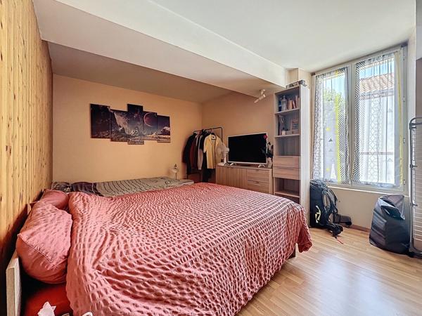 Maison de ville en pierre à vendre à OUDON dans le bourg proche commerces à pied avec 3 chambres cour et dépendances.