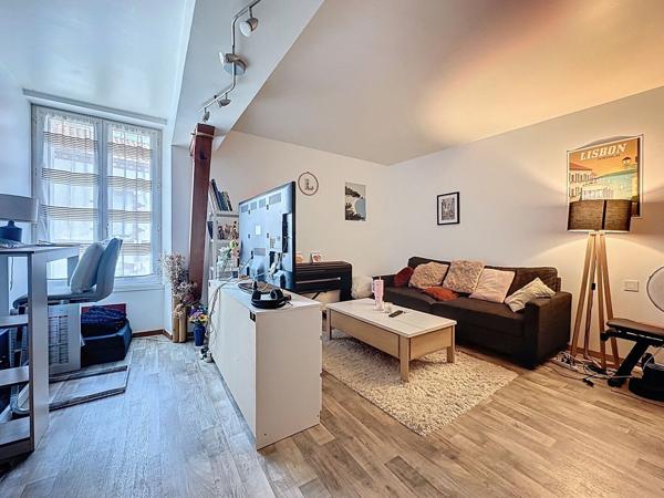 Maison de ville en pierre à vendre à OUDON dans le bourg proche commerces à pied avec 3 chambres cour et dépendances.