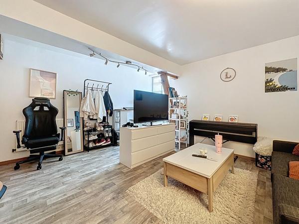 Maison de ville en pierre à vendre à OUDON dans le bourg proche commerces à pied avec 3 chambres cour et dépendances.