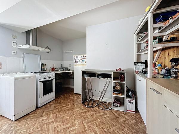 Maison de ville en pierre à vendre à OUDON dans le bourg proche commerces à pied avec 3 chambres cour et dépendances.