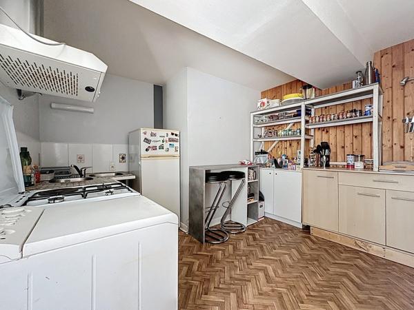 Maison de ville en pierre à vendre à OUDON dans le bourg proche commerces à pied avec 3 chambres cour et dépendances.