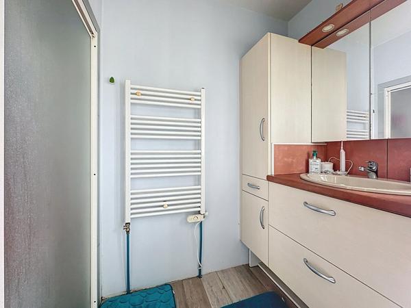 Maison de ville en pierre à vendre à OUDON dans le bourg proche commerces à pied avec 3 chambres cour et dépendances.