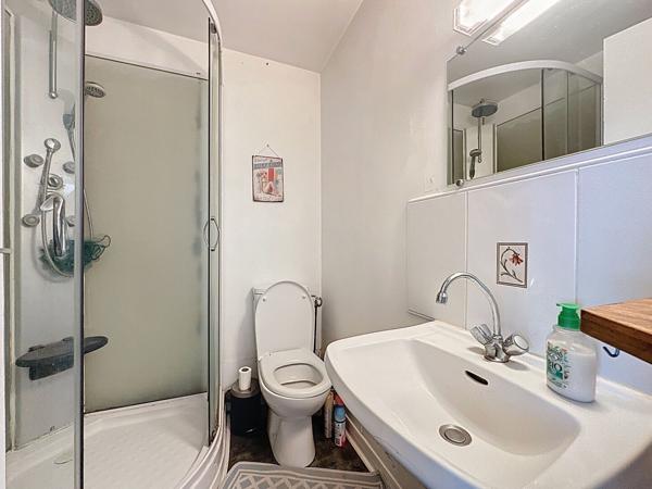 Maison de ville en pierre à vendre à OUDON dans le bourg proche commerces à pied avec 3 chambres cour et dépendances.