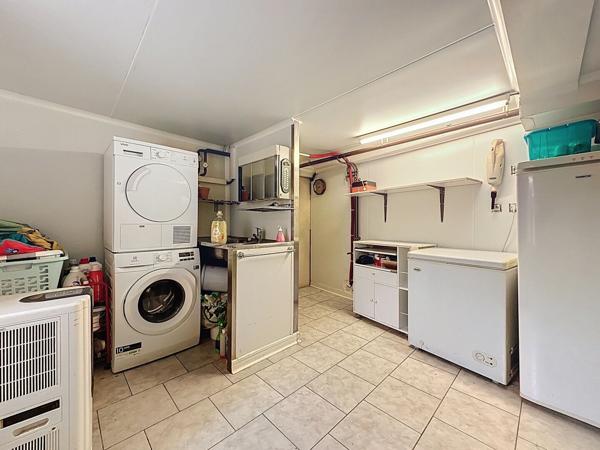 Maison de ville en pierre à vendre à OUDON dans le bourg proche commerces à pied avec 3 chambres cour et dépendances.