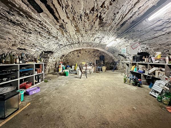 Maison de ville en pierre à vendre à OUDON dans le bourg proche commerces à pied avec 3 chambres cour et dépendances.