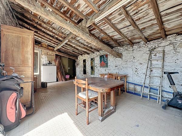 Maison de ville en pierre à vendre à OUDON dans le bourg proche commerces à pied avec 3 chambres cour et dépendances.