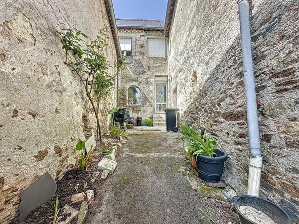 Maison de ville en pierre à vendre à OUDON dans le bourg proche commerces à pied avec 3 chambres cour et dépendances.
