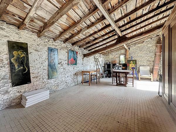 Maison de ville en pierre à vendre à OUDON dans le bourg proche commerces à pied avec 3 chambres cour et dépendances.