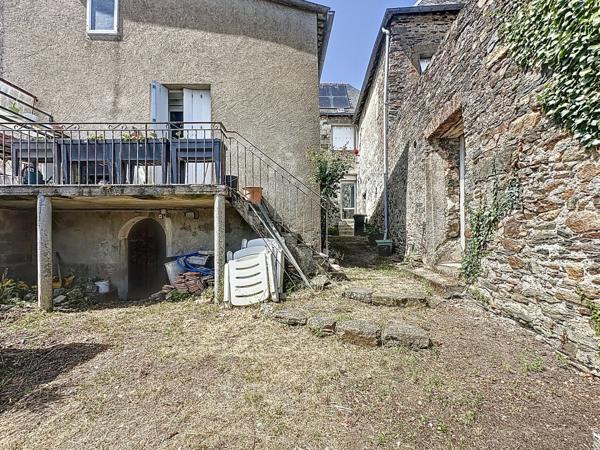 Maison de ville en pierre à vendre à OUDON dans le bourg proche commerces à pied avec 3 chambres cour et dépendances.