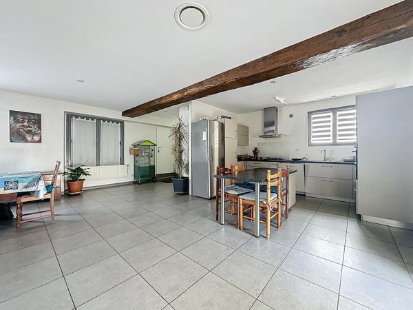 Maison de ville en pierre à vendre à OUDON dans le bourg proche commerces à pied avec 3 chambres cour et dépendances.