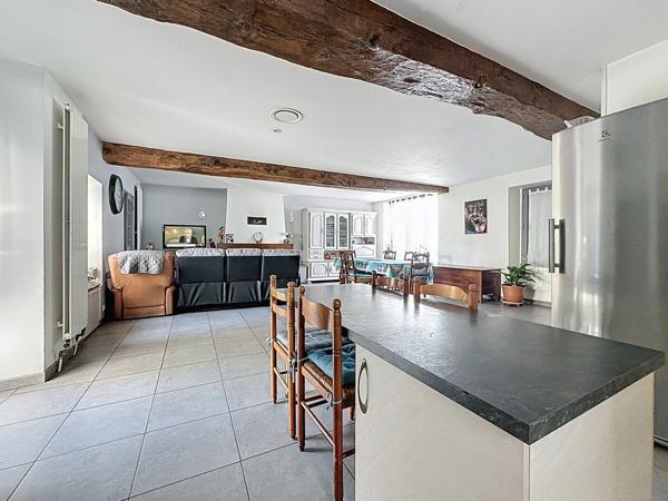 Maison de ville en pierre à vendre à OUDON dans le bourg proche commerces à pied avec 3 chambres cour et dépendances.