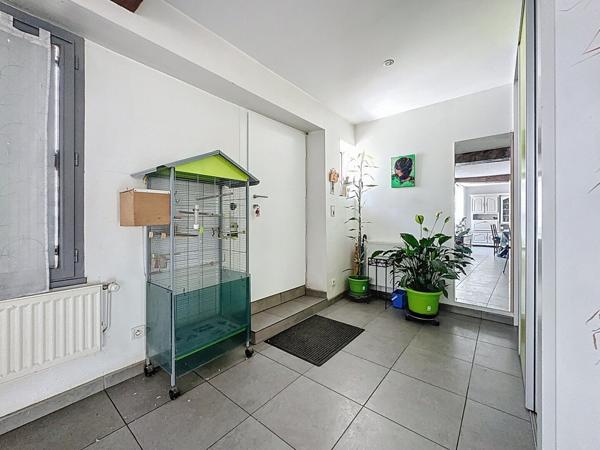 Maison de ville en pierre à vendre à OUDON dans le bourg proche commerces à pied avec 3 chambres cour et dépendances.