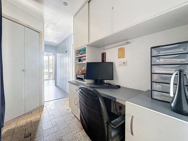 Maison de ville en pierre à vendre à OUDON dans le bourg proche commerces à pied avec 3 chambres cour et dépendances.