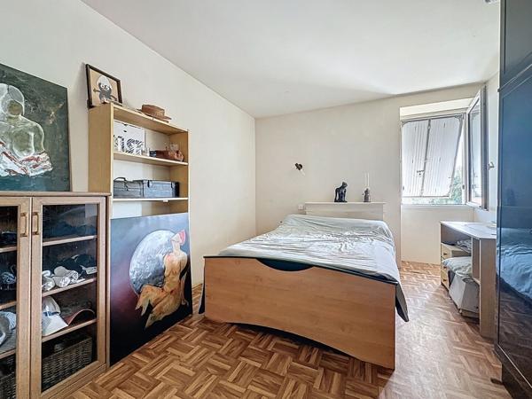 Maison de ville en pierre à vendre à OUDON dans le bourg proche commerces à pied avec 3 chambres cour et dépendances.