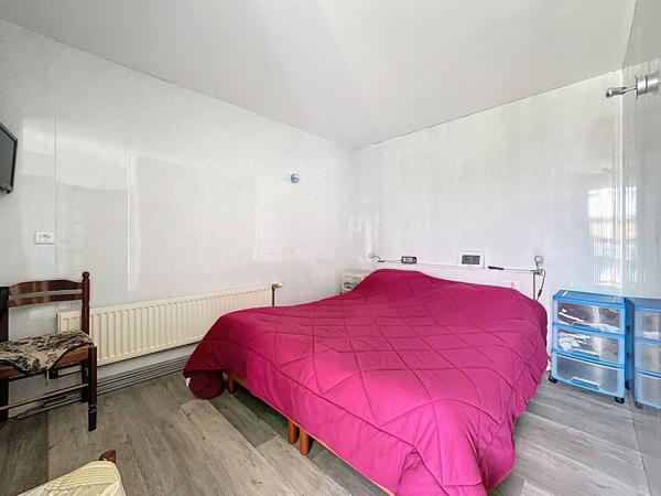 Maison de ville en pierre à vendre à OUDON dans le bourg proche commerces à pied avec 3 chambres cour et dépendances.