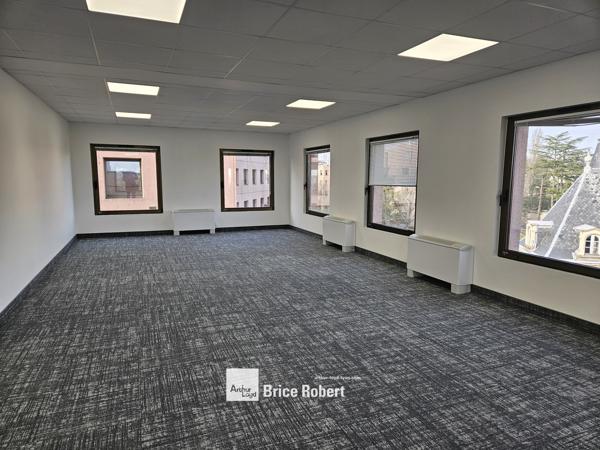 Bureaux à louer à Ecully rénovés avec parking disponible