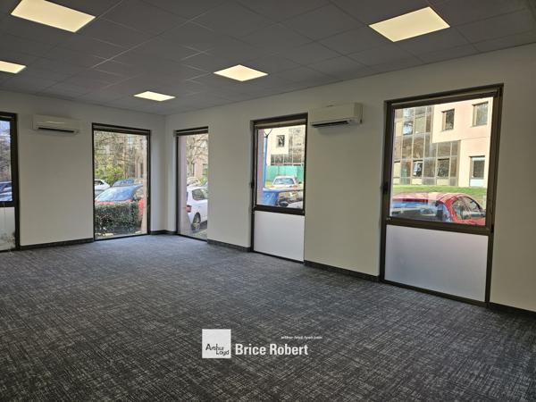 Bureaux à louer à Ecully rénovés avec parking disponible