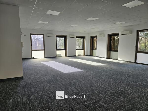Bureaux à louer à Ecully rénovés avec parking disponible