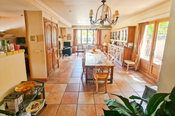 Maison à vendre 12 pièces de 240,86 m² à Allemagne-en-Provence