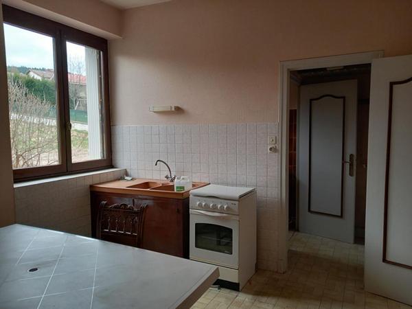 Dunières 43220 immeuble élevé sur caves  comprenant trois niveaux plus combles aménageables  sur 1148m² de terrain