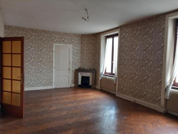 Dunières 43220 immeuble élevé sur caves  comprenant trois niveaux plus combles aménageables  sur 1148m² de terrain