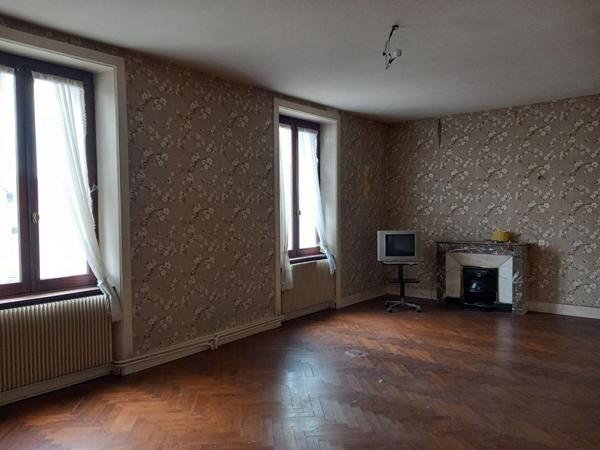 Dunières 43220 immeuble élevé sur caves  comprenant trois niveaux plus combles aménageables  sur 1148m² de terrain