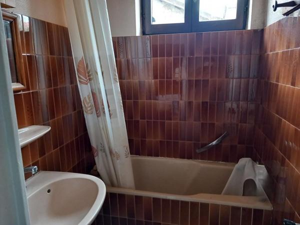 Dunières 43220 immeuble élevé sur caves  comprenant trois niveaux plus combles aménageables  sur 1148m² de terrain