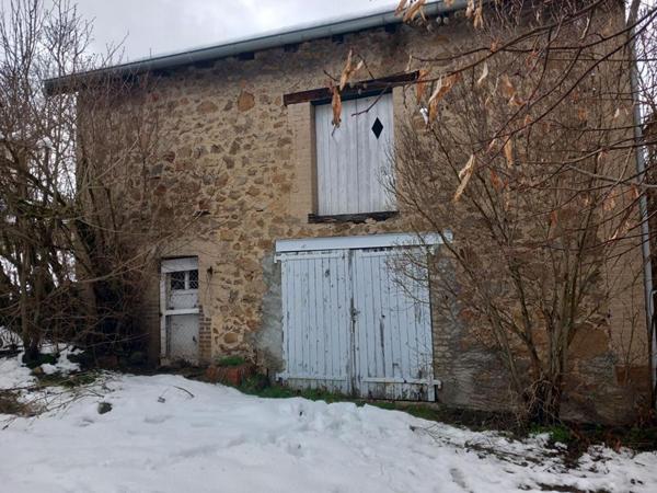 Dunières 43220 immeuble élevé sur caves  comprenant trois niveaux plus combles aménageables  sur 1148m² de terrain