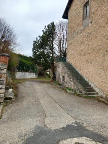 Dunières 43220 immeuble élevé sur caves  comprenant trois niveaux plus combles aménageables  sur 1148m² de terrain