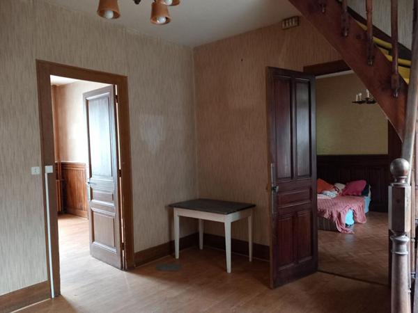 Dunières 43220 immeuble élevé sur caves  comprenant trois niveaux plus combles aménageables  sur 1148m² de terrain