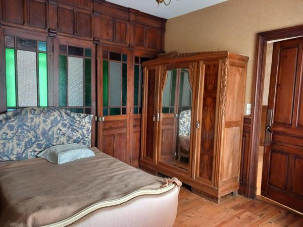 Dunières 43220 immeuble élevé sur caves  comprenant trois niveaux plus combles aménageables  sur 1148m² de terrain