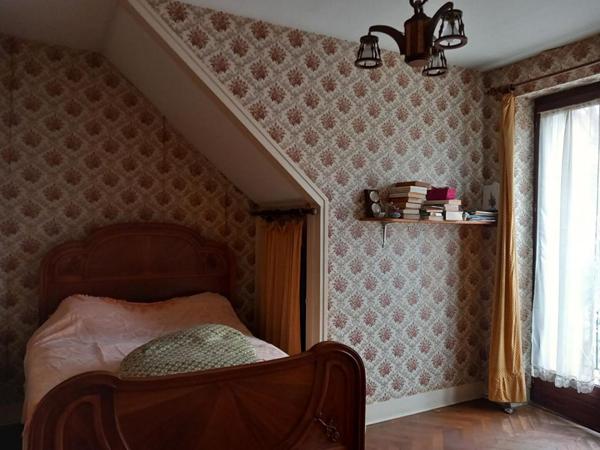 Dunières 43220 immeuble élevé sur caves  comprenant trois niveaux plus combles aménageables  sur 1148m² de terrain