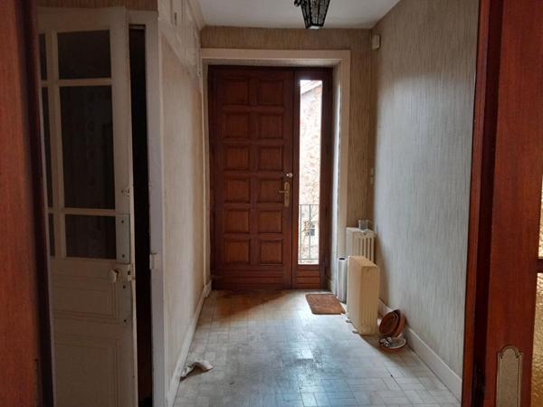 Dunières 43220 immeuble élevé sur caves  comprenant trois niveaux plus combles aménageables  sur 1148m² de terrain