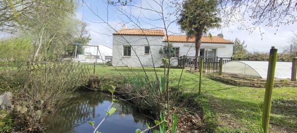 MAISON PLAIN PIED 2 CHAMBRES + UN BUREAU + COMBLE AMENAGEE