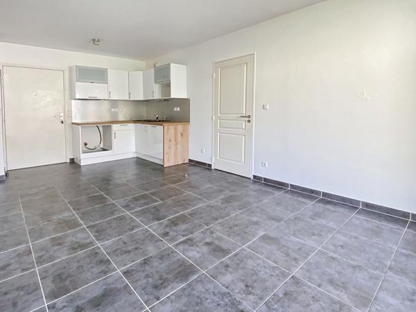 A louer T2 meublé avec terrasse 13011 MARSEILLE