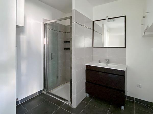 A louer T2 meublé avec terrasse 13011 MARSEILLE