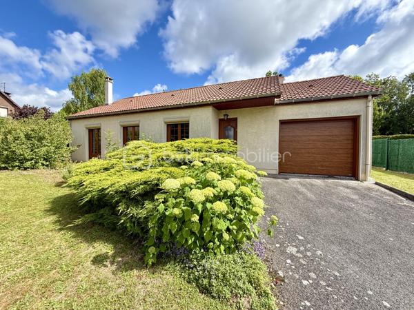 *** NOUVEAUTE ***  

Sur la commune de Salouël, dans un quartier résidentiel recherché pour sa tranquillité, je vous propose en exclusivité cette maison individuelle en totale autonomie.

Construite dans les années 70 sur une parcelle d'environ 700m2, cette maison de plain pied de 110m2 vous offre une proximité immédiate avec les commodités , le centre hospitalier, accès rocade et autoroute à quelques minutes.

Elle se compose d'une entrée avec placard, un beau séjour baigné de lumière avec sa cheminée, une cuisine séparée (récente) équipée et aménagée.
Une belle véranda idéalement exposée pour profiter pleinement de la vue sur le jardin été comme hiver.

Un dégagement, une salle d'eau, un wc indépendant, deux chambres de 11 et 13m2 avec placards.

La maison dispose d'un garage avec un espace buanderie sur l'arrière.

La maison est actuellement chauffée au fioul, ce qui explique sa mauvaise notation sur le DPE, il est toutefois envisageable d'améliorer sa performance en basculant sur une pompe à chaleur air / eau , le système de chauffage centrale est déjà en place.

L'installation d'un ballon eau chaude sanitaire dédié permettrait également d'optimiser les besoins sanitaire et de la cuisine.

Pour plus d'information je vous invite à me contacter par téléphone au 06 - 72 - 72 - 36 - 54.