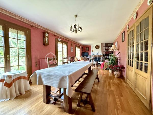 *** NOUVEAUTE ***  

Sur la commune de Salouël, dans un quartier résidentiel recherché pour sa tranquillité, je vous propose en exclusivité cette maison individuelle en totale autonomie.

Construite dans les années 70 sur une parcelle d'environ 700m2, cette maison de plain pied de 110m2 vous offre une proximité immédiate avec les commodités , le centre hospitalier, accès rocade et autoroute à quelques minutes.

Elle se compose d'une entrée avec placard, un beau séjour baigné de lumière avec sa cheminée, une cuisine séparée (récente) équipée et aménagée.
Une belle véranda idéalement exposée pour profiter pleinement de la vue sur le jardin été comme hiver.

Un dégagement, une salle d'eau, un wc indépendant, deux chambres de 11 et 13m2 avec placards.

La maison dispose d'un garage avec un espace buanderie sur l'arrière.

La maison est actuellement chauffée au fioul, ce qui explique sa mauvaise notation sur le DPE, il est toutefois envisageable d'améliorer sa performance en basculant sur une pompe à chaleur air / eau , le système de chauffage centrale est déjà en place.

L'installation d'un ballon eau chaude sanitaire dédié permettrait également d'optimiser les besoins sanitaire et de la cuisine.

Pour plus d'information je vous invite à me contacter par téléphone au 06 - 72 - 72 - 36 - 54.