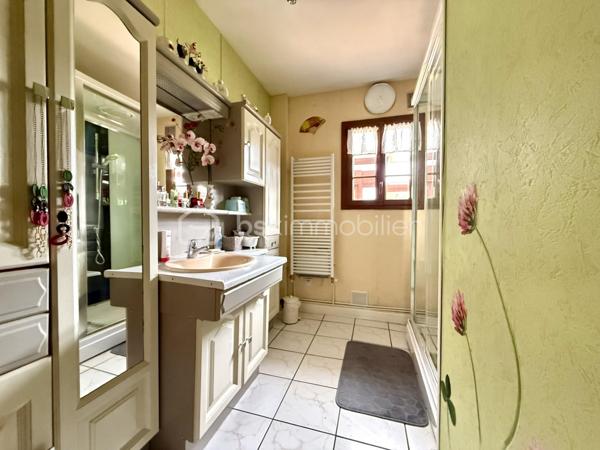*** NOUVEAUTE ***  

Sur la commune de Salouël, dans un quartier résidentiel recherché pour sa tranquillité, je vous propose en exclusivité cette maison individuelle en totale autonomie.

Construite dans les années 70 sur une parcelle d'environ 700m2, cette maison de plain pied de 110m2 vous offre une proximité immédiate avec les commodités , le centre hospitalier, accès rocade et autoroute à quelques minutes.

Elle se compose d'une entrée avec placard, un beau séjour baigné de lumière avec sa cheminée, une cuisine séparée (récente) équipée et aménagée.
Une belle véranda idéalement exposée pour profiter pleinement de la vue sur le jardin été comme hiver.

Un dégagement, une salle d'eau, un wc indépendant, deux chambres de 11 et 13m2 avec placards.

La maison dispose d'un garage avec un espace buanderie sur l'arrière.

La maison est actuellement chauffée au fioul, ce qui explique sa mauvaise notation sur le DPE, il est toutefois envisageable d'améliorer sa performance en basculant sur une pompe à chaleur air / eau , le système de chauffage centrale est déjà en place.

L'installation d'un ballon eau chaude sanitaire dédié permettrait également d'optimiser les besoins sanitaire et de la cuisine.

Pour plus d'information je vous invite à me contacter par téléphone au 06 - 72 - 72 - 36 - 54.