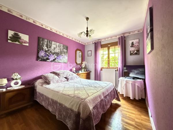 *** NOUVEAUTE ***  

Sur la commune de Salouël, dans un quartier résidentiel recherché pour sa tranquillité, je vous propose en exclusivité cette maison individuelle en totale autonomie.

Construite dans les années 70 sur une parcelle d'environ 700m2, cette maison de plain pied de 110m2 vous offre une proximité immédiate avec les commodités , le centre hospitalier, accès rocade et autoroute à quelques minutes.

Elle se compose d'une entrée avec placard, un beau séjour baigné de lumière avec sa cheminée, une cuisine séparée (récente) équipée et aménagée.
Une belle véranda idéalement exposée pour profiter pleinement de la vue sur le jardin été comme hiver.

Un dégagement, une salle d'eau, un wc indépendant, deux chambres de 11 et 13m2 avec placards.

La maison dispose d'un garage avec un espace buanderie sur l'arrière.

La maison est actuellement chauffée au fioul, ce qui explique sa mauvaise notation sur le DPE, il est toutefois envisageable d'améliorer sa performance en basculant sur une pompe à chaleur air / eau , le système de chauffage centrale est déjà en place.

L'installation d'un ballon eau chaude sanitaire dédié permettrait également d'optimiser les besoins sanitaire et de la cuisine.

Pour plus d'information je vous invite à me contacter par téléphone au 06 - 72 - 72 - 36 - 54.
