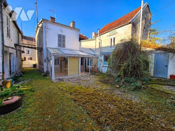 A Essoyes, le village du célèbre peintre Renoir, venez découvrir cet ensemble de deux maisons r...