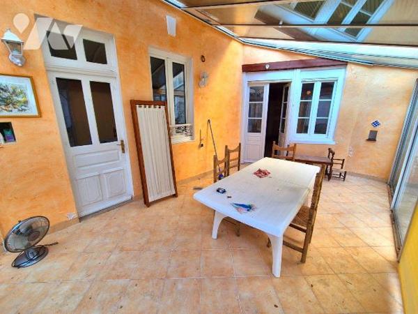 A Essoyes, le village du célèbre peintre Renoir, venez découvrir cet ensemble de deux maisons r...