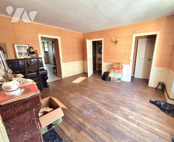 A Essoyes, le village du célèbre peintre Renoir, venez découvrir cet ensemble de deux maisons r...