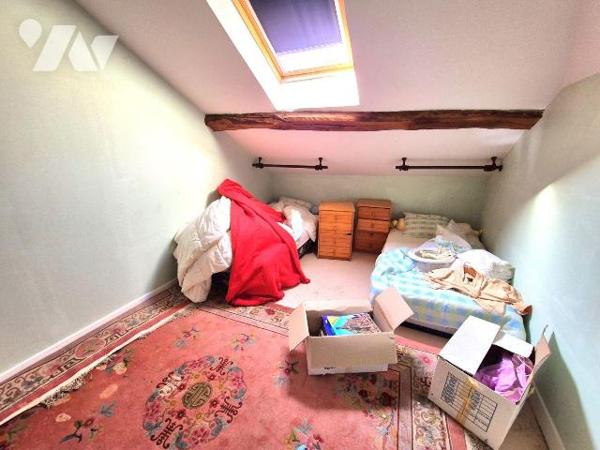 A Essoyes, le village du célèbre peintre Renoir, venez découvrir cet ensemble de deux maisons r...