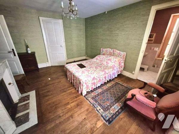 A Essoyes, le village du célèbre peintre Renoir, venez découvrir cet ensemble de deux maisons r...